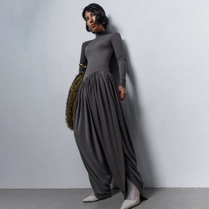 Combinaison moulante unie à manches longues et taille haute pour femme avec fente latérale et détail froncé – Tenue de soirée - Product Image 2