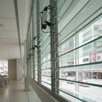 Volets de sécurité extérieurs modernes horizontaux en alliage d'aluminium et verre, personnalisés, automatisés et durables
