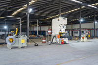 Solution complète de presse hydraulique de 60 tonnes pour le poinçonnage de goulottes de câbles