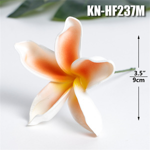 Pique à cheveux et fleur de couronne artificielle multicolore en Plumeria (Frangipani) style Hawaï pour mariée - Product Image 6