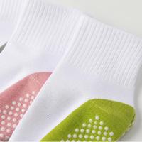 Chaussettes de sport courtes personnalisées avec logo, antidérapantes, en silicone, en spandex et polyester, respirantes, en tricot, pour le fitness, le basketball et les occasions décontractées