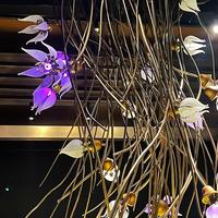 Lampe à fleurs dynamique de style branche, à ouverture/fermeture automatique, avec mécanisme créatif en forme de vigne et contrôle intelligent
