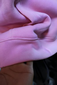 เสื้อสเวตเชิ้ตมีฮู้ดสีชมพูสำหรับทุกเพศ ทรงปกติ ผ้าฟลีซ สีพื้น มีกระเป๋า โลโก้ที่แขนซ้าย สวมใส่สบายๆ ในฤดูใบไม้ร่วง Urban Productions - Product Image 4