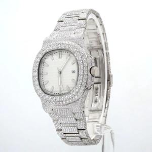 Montre chronographe à quartz en acier inoxydable sertie de diamants de 40 mm, très demandée, pour hommes et femmes, disponible à la vente - Product Image 5