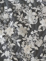 Tissu en dentelle de tulle brodé à la main avec des perles de fleurs 3D, des paillettes et des perles pour robe de mariée