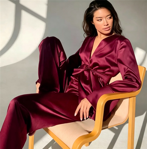 Ensemble de pyjama en satin de soie élégant pour femme, style robe longue à manches évasées et ceinture, coupe ample et jambe large, pour la détente, vente en gros en vrac, personnalisable - Product Image 1