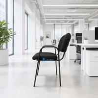 Chaise de conférence commerciale empilable rembourrée avec accoudoirs pour la formation, l'école, le bureau et la location événementielle