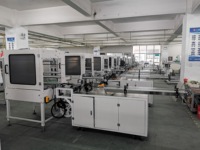 Machine d'emballage verticale entièrement automatique à moteur pneumatique et commande PLC pour sachets de film PE, idéale pour l'emballage de produits alimentaires et de boissons en cartons.