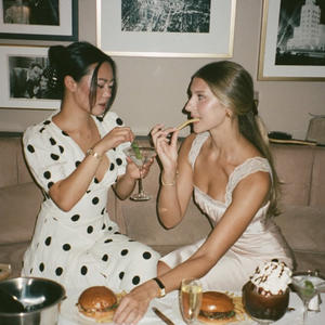 Vestido de Mujer Elegante y Moderno con Estampado de Puntos Personalizado, en Blanco, con Encaje, de Alta Calidad, Satinado, con Hombros Caídos - Product Image 2