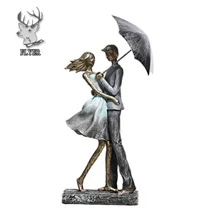 抽象金属雨伞夫妇雕像青铜拥抱爱好者雕塑