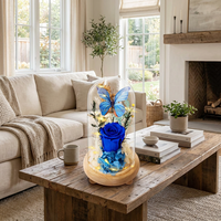 Rose éternelle faite à la main sous cloche en verre avec papillon et lumière LED, base en bois – Fleur éternelle pour la Saint-Valentin et la Fête des Mères