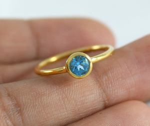 Anillo de Oro Amarillo de 14k con Topacio Azul Suizo Natural de 5mm, Redondo y Sólido, Fabricante de Joyería - Product Image 4