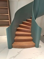 Escaliers en spirale en verre modernes conçus sur mesure avec un design en bois courbé, utilisation intérieure, application commerciale/résidentielle