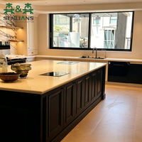Meubles de cuisine de luxe en MDF/bois massif chêne sur mesure, armoires modernes modulaires avec portes vitrées intégrées, rangement de garde-manger, usage commercial extérieur