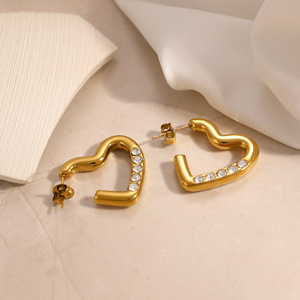Pendientes de botón con forma de corazón, chapados en oro de 18k, con engaste de bisel e incrustaciones de diamantes, para uso diario. - Product Image 4