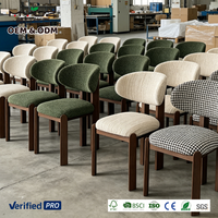 Chaise de salle à manger en bois massif MYUZ OEM 2026, style de designer, dossier en tissu, pour hôtel et restaurant, design mi-siècle, luxe léger
