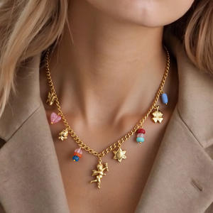 Venta directa Precio razonable Lindo Estilo irregular Luz Lujo Cuadrado Marca Corazón Ala Arco Seta Colgante Collar - Product Image 1