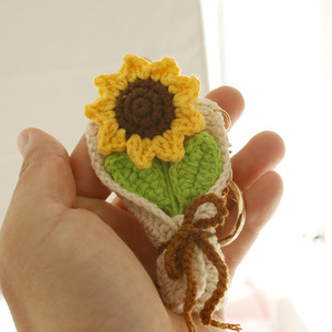 Bouquets de fleurs tissés à la main, petits pendentifs, porte-clés finis, mini bouquets de main crochetés en laine tricotée, cadeaux de graduation - Product Image 6