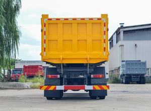 Camión volquete de rueda motriz 8x4 de servicio pesado chino Euro 2 estándar de emisión con cámara trasera para transporte minero en China - Product Image 2
