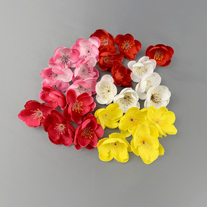 ดอกพลัมจำลองขนาดเส้นผ่านศูนย์กลาง 4 ซม. สีแดง ชมพู เหลือง ขาว อุปกรณ์ประกอบฉากงานแต่งงาน ของตกแต่ง พวงหรีด - Product Image 4