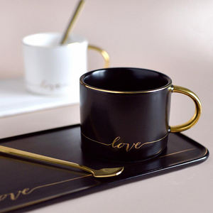 Tazza da Caffè in Ceramica Nera Stile Nordico con Manico Dorato e Piattino Portabiscotti - Product Image 3