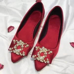 Scarpe da donna 2023 scarpe comode con paillettes classiche con perle e paillettes rosse a punta di grandi dimensioni per abito da sposa da donna scarpe da sposa