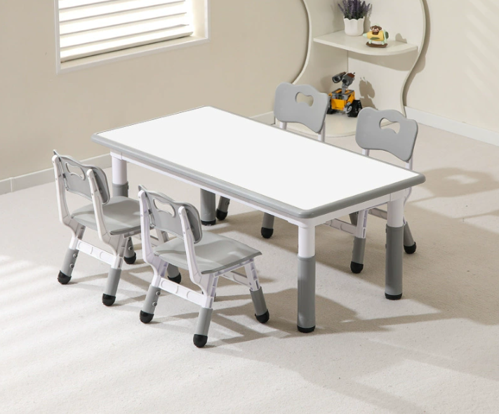 Pizarra blanca gris, una mesa y cuatro sillas.