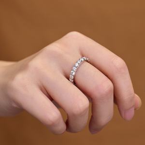 แหวนเงินแท้ 925 ประดับเพชรโมอิสซาไนต์ทรงกลมแบบไมโครเพฟ แหวนแบบเต็มวง แหวนโมอิสซาไนต์ เครื่องประดับเงินแท้ 925 - Product Image 4