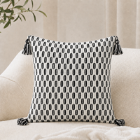 Housse de coussin décorative ivoire et noir, style bohème, tissée avec pompons, faite à la main