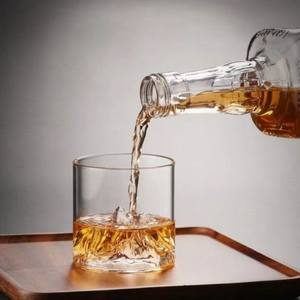 工場直送 スタイリッシュで独創的な山岳風デザイン 手作りの環境に優しい丈夫なショットグラス 家庭用バー向け - Product Image 3