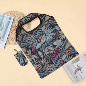 Bolsa de Compras Plegable Personalizable de Poliéster 210D RPET Ecológica, con Diseño Geométrico y Logotipo, Reutilizable para Viajes - Product Image 1