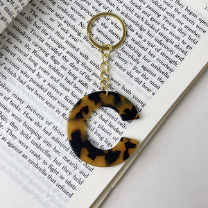 Llaveros de Resina con Estampado de Leopardo y 26 Letras Inglesas, Llavero Acrílico con Letras, Venta al Por Mayor 2026 - Product Image 4