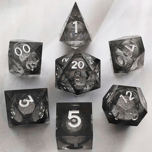 7 pièces en vrac, <span class=keywords><strong>logo</strong></span> polyèdre transparent personnalisé donjons et <span class=keywords><strong>dragons</strong></span> jeu de table rpg gem dice set sharp dnd résine dés - Product Image 1
