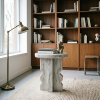 Socle en marbre gris de style artistique sculptural, adapté aux espaces d'art modernes et minimalistes et aux salons design.