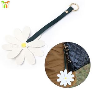 พวงกุญแจหนัง PU ลายดอกเดซี่ - ของขวัญส่งเสริมการขายแบบพกพาสำหรับงานแต่งงาน วันเกิด และอื่นๆ - Product Image 5