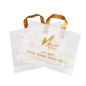 Bolsas <span class=keywords><strong>de</strong></span> compras <span class=keywords><strong>de</strong></span> plástico blanco con diseño dorado personalizado con asa dorada para ir <span class=keywords><strong>de</strong></span> compras - Product Image 1