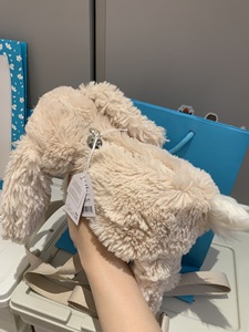 Boneka Kelinci Beige Backpack Plush dengan Bahan Plush Super Lembut & Isian Kapas PP, Hadiah Ulang Tahun untuk Remaja Putri - Product Image 3
