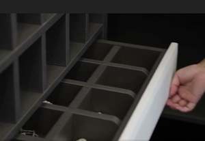 Système de dressing sur mesure SANTOPOVA avec étagères ouvertes et design de comptoir de toilette - Product Image 4