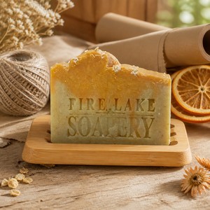 Jabón corporal en barra de avena y cítricos refrescante, elaborado en frío, como una barra exfoliante vigorizante para una ducha matutina energizante. - Product Image 1