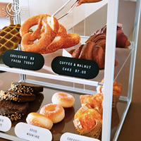 Vitrine de présentation alimentaire en acrylique à double niveau, haute transparence, avec cadre en métal doré, comptoir robuste et durable pour restaurant