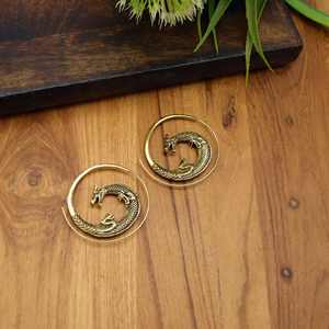 Boucle d'oreille ronde en laiton gothique dragon, bijoux dorés bohèmes, boucle d'oreille à pendentif en forme d'échelle en spirale, cadeau pour lui - Product Image 3