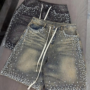 Мужские джинсовые шорты-джоггеры с эффектом винтажной стирки и стразами - Product Image 1