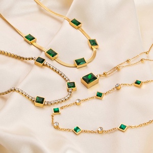 สร้อยคอสแตนเลสกันน้ำชุบทอง 18K รูปทรงสี่เหลี่ยม ดีไซน์สวยหรู สั่งซื้อขั้นต่ำ 10 ชิ้น - Product Image 1