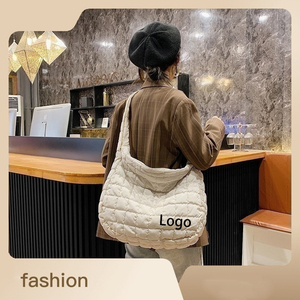 Sac fourre-tout matelassé tendance de couleur unie pour femme, sac à bandoulière léger en coton rembourré avec fermeture éclair - Product Image 2