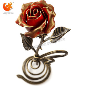 Lâu Dài Màu Đỏ Hoa Hồng Kim Loại Đứng Điêu Khắc Tay Giả Mạo Hoa Thép Bức Tượng Cho Trang Trí Nội Thất Ngoài Trời Vườn Sơn Kỹ Thuật - Product Image 2