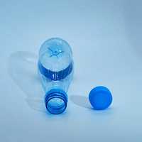 Bouteille en plastique jetable transparente de 440ml avec pompe à bouchon à vis adaptée à l'eau minérale, au thé au lait et aux boissons à base de jus