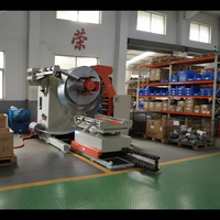 Dérouleur hydraulique de bobines d'acier NCHF compact avec redresseur et alimentateur servo pour ligne de production de tôles de 0,5 à 4,5 mm d'épaisseur