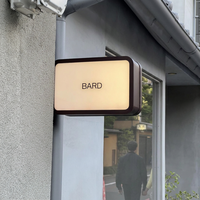 Insegna Luminosa a LED Bifacciale in Acrilico, Decorativa e Impermeabile, Pannello Pubblicitario Illuminato per Esterni con Opzioni Personalizzabili