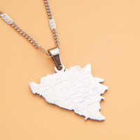Colliers en acier inoxydable KABA Jewelry avec pendentifs multiples représentant des cartes de villes