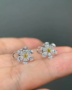 Boucles d'oreilles clous fleur en moissanite étincelante hypoallergénique, fabrication vietnamienne, base en argent sterling S925, faites à la main - Product Image 3